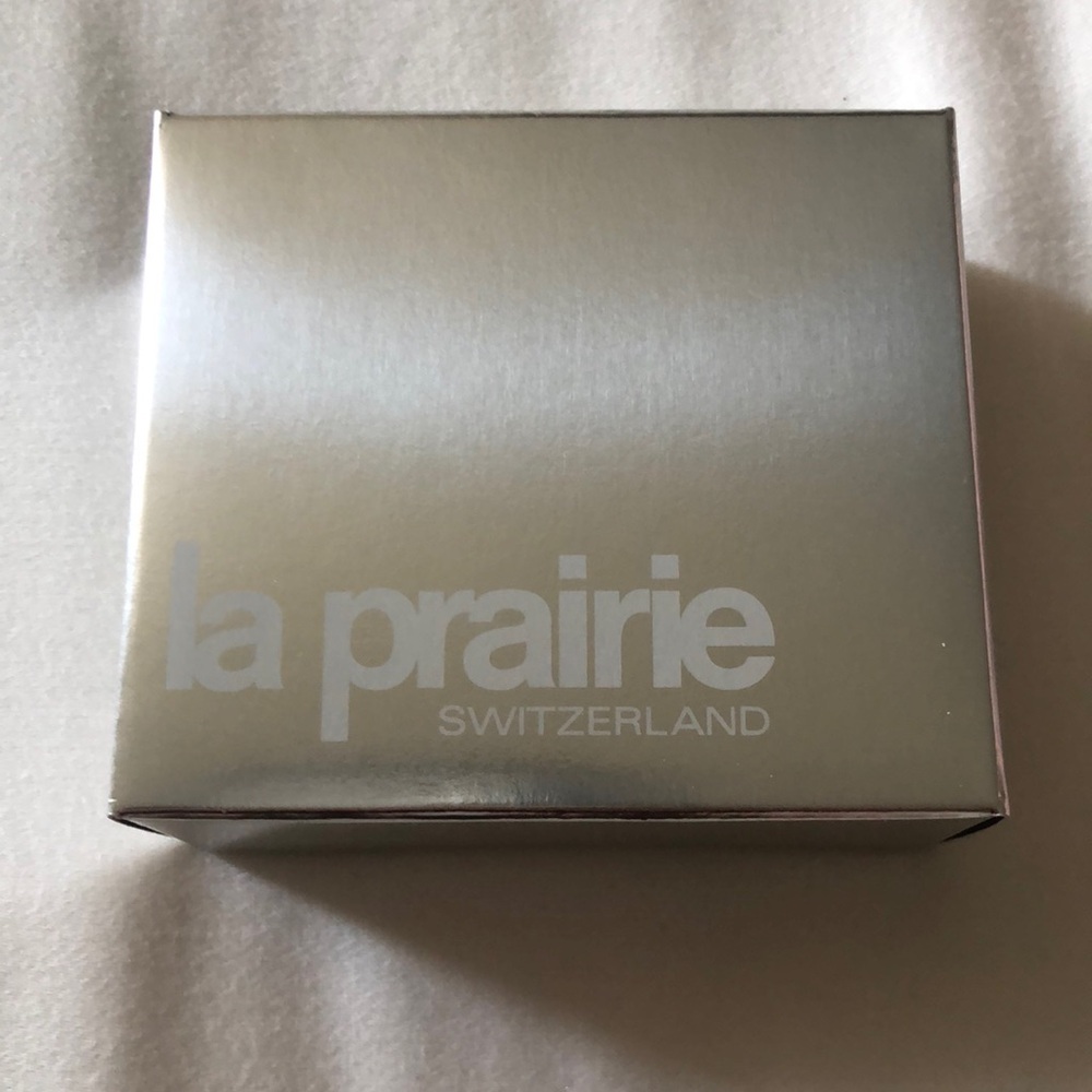 La Prairie foundation sponge, brush, stand set